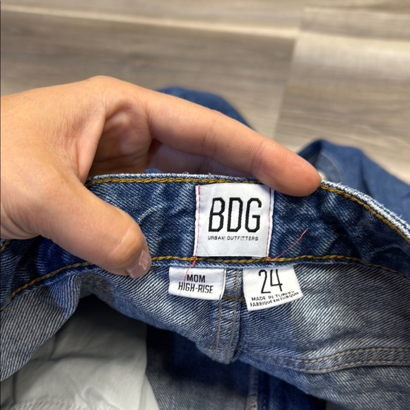 BDG Blue Denim Mom High-Rise distressed Jeans size 24 - Picture 2 of 9